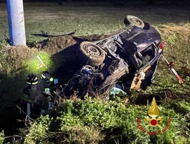 Auto esce di strada, incidente mortale a Trino Vercellese: 49enne di Celle Ligure perde la vita (FOTO)