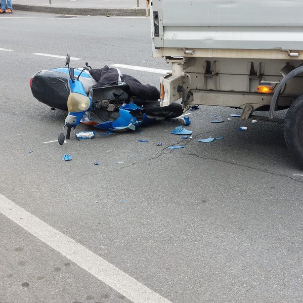 Savona, scontro tra camioncino e scooter in via Tissoni: un ferito in codice rosso (FOTO)