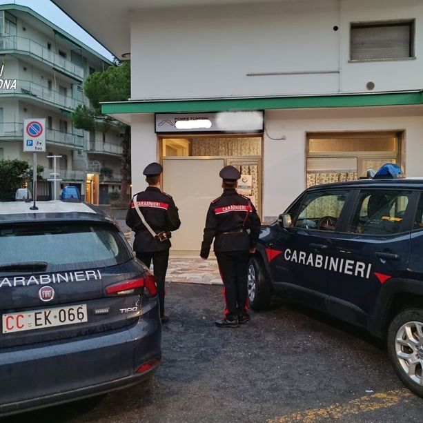 Segnalava morti nelle strutture per anziani alla pompe funebri dietro compensi: quattro indagati (VIDEO)