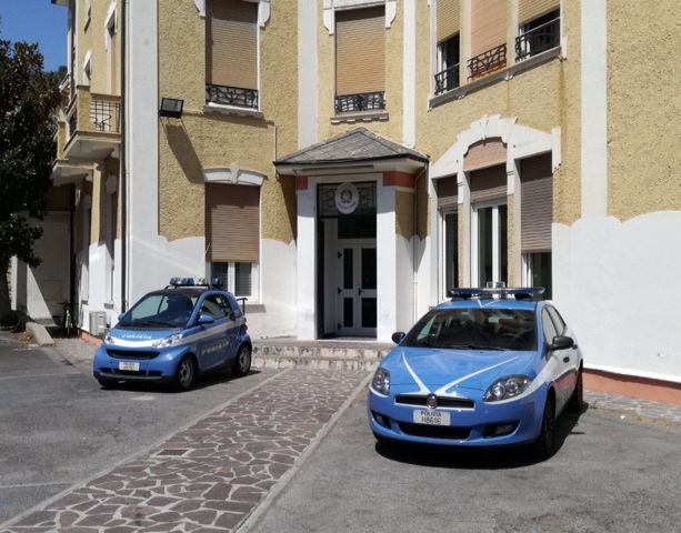 Alassio, ruba due cellulari e si scaglia contro i poliziotti: arrestato