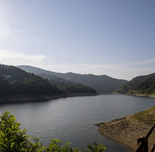 Osiglia, il lago è dimezzato ma lo sport non si ferma. Il sindaco Scarzella: &quot;L'acquedotto regge, speriamo di proseguire cosi&quot;