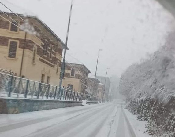 La Liguria nella morsa del maltempo: neve fino a 10 cm nell’entroterra tra Savona e Genova