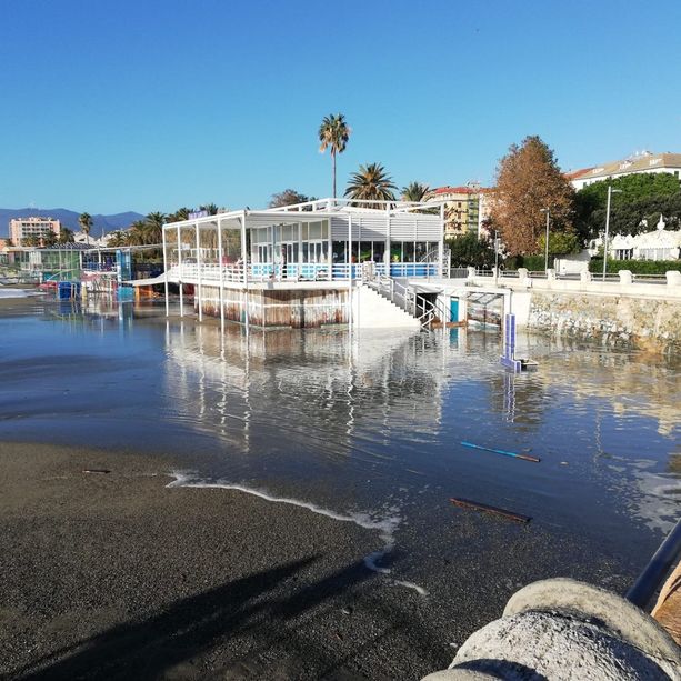 Mareggiata a Savona, chiuso l'accesso alla spiaggia di piazzale eroe dei Due Mondi