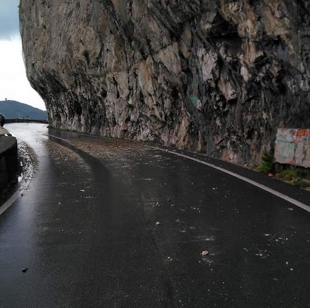 Massi cadono dalla parete di Capo Noli: Aurelia chiusa, Anas e vigili del fuoco mobilitati. Traffico in tilt