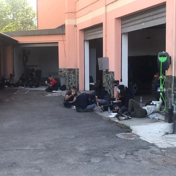 Carabinieri scoprono 24 migranti all'interno di due camion: i mezzi pesanti fermati ad Altare e Cairo