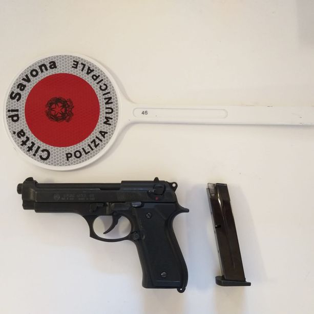Savona, spara in mezzo alla folla durante i festeggiamenti per l'Italia con una pistola giocattolo: disarmato dalla polizia locale