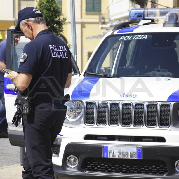 Finale, operazione della Polizia locale contro il commercio abusivo, due persone denunciate