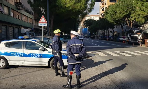 Savona, alla guida con falsa patente internazionale: deferito un cittadino nigeriano
