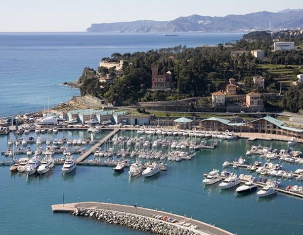 Scoppia un tombino durante il rifornimento di uno yacht: paura nel porto di Varazze