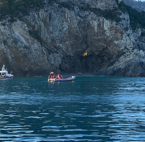 Malore in mare al largo della Baia dei Saraceni, invano i soccorsi: muore un uomo