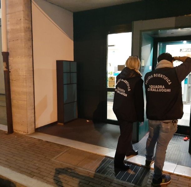 Rapinano e sequestrano dipendenti e clienti: individuata la banda del colpo alla Cassa di Risparmio di Savona