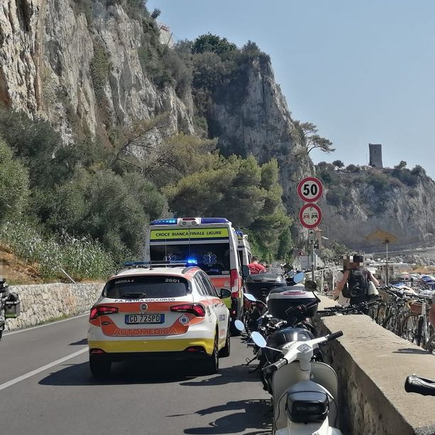 Restano bloccati tra gli scogli e le onde, bagnanti salvati al Castelletto di Finale (FOTO)