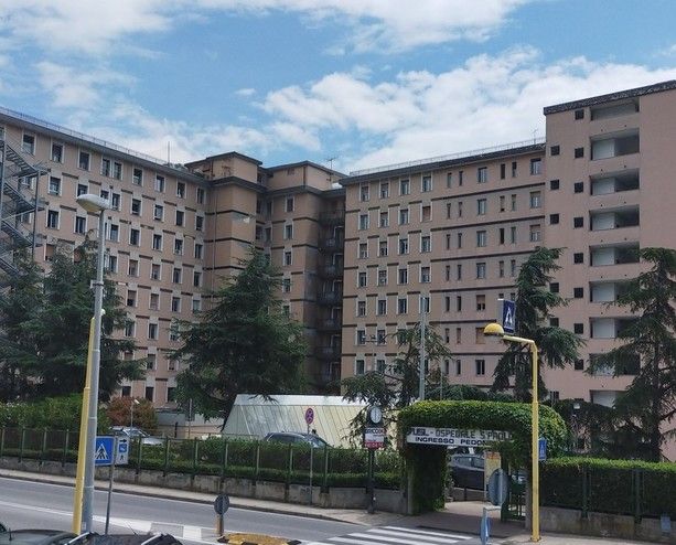 Soccorso dall'ambulanza, viene trovato con una pistola in ospedale: 43enne arrestato a Savona