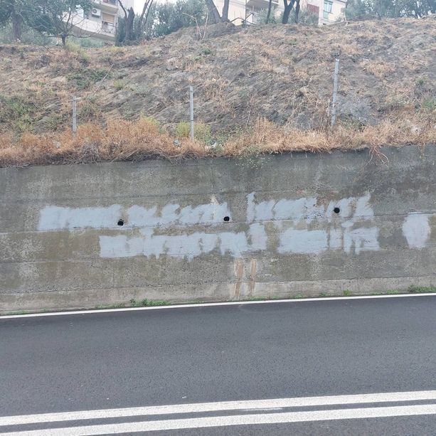 Savona, via le scritte offensive verso i medici e i vaccini: cancellato l'imbrattamento sul muro (FOTO)