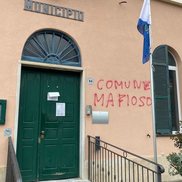 Scritte ingiuriose sui muri di Cisano sul Neva, anche sul Municipio: &quot;Comune mafioso&quot;
