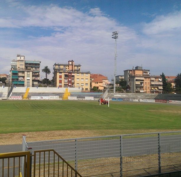 Tentano di rubare alcune divise nello stadio Bacigalupo: identificati e denunciati dai carabinieri