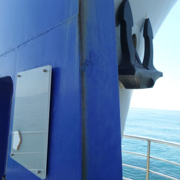 Loano, la targa “In memoria dei caduti del mare” ancora nel mirino dei vandali. Lettieri: &quot;Messaggio di sfida alle istituzioni&quot;