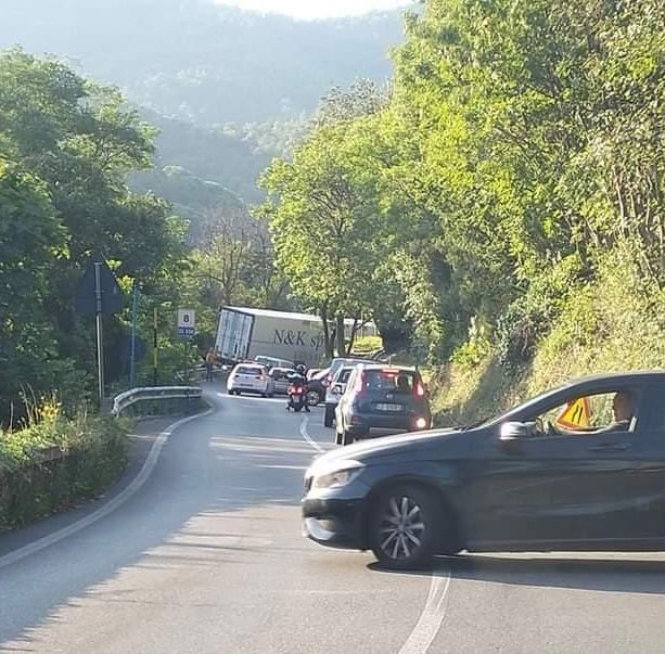 Stella: ancora un camion intraversato, riaperta la Statale 334 (FOTO)