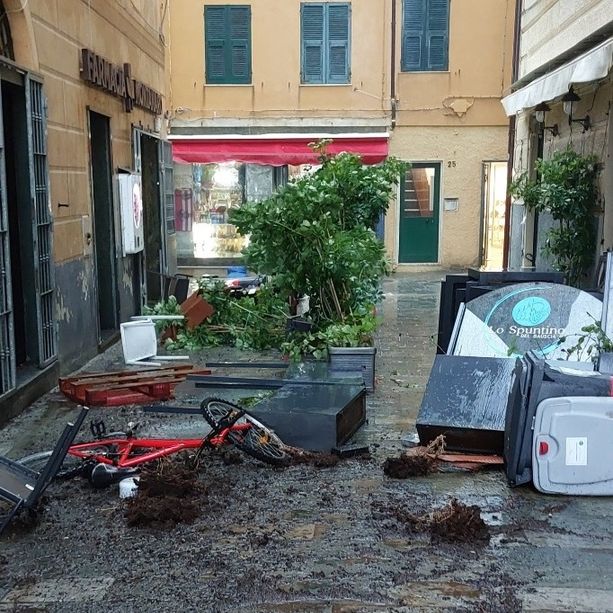 Alberi caduti, pali della luce in fiamme e lamiere pericolanti: il maltempo colpisce il savonese. Tromba d'aria a Varazze