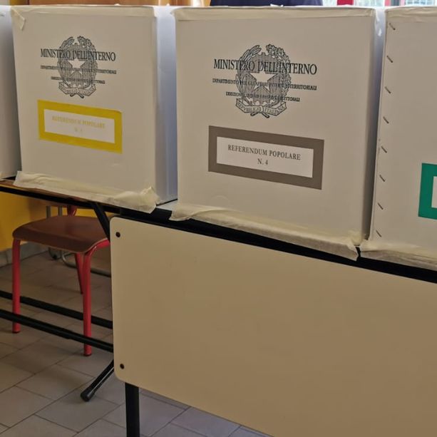 Election Day: alle 12 affluenza bassa per le comunali, bassissima per il referendum
