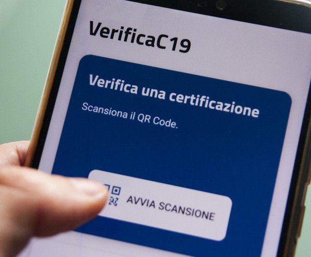 Green pass, da oggi servirà per andare in banca, entrare in tabaccheria o fare shopping