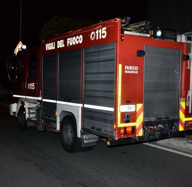Bragno, incendio al centro di raccolta dei rifiuti: vigili del fuoco mobilitati, situazione sotto controllo