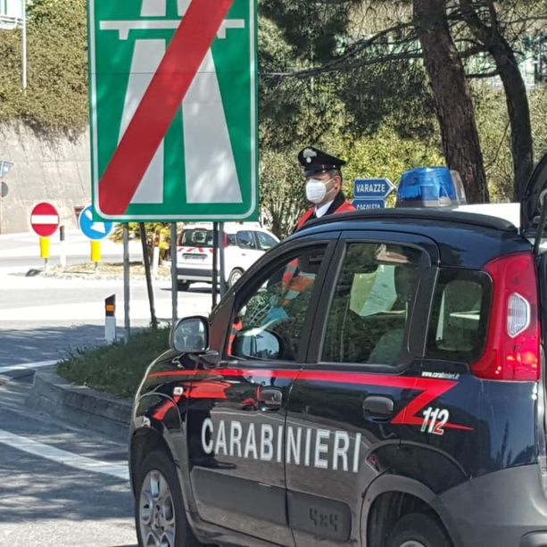 Coronavirus e la Pasqua &quot;blindata&quot;, controlli dei carabinieri al casello di Varazze (FOTO)