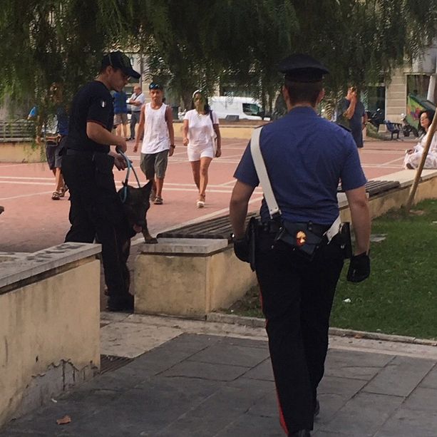 Albenga, lite e accoltellamento di Ferragosto in piazza del Popolo: arrestato un 26enne, l'avversario fuggito sul bus