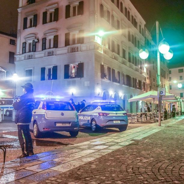 Tenta di colpirlo più volte al collo e poi lo ferisce all'addome e scappa a Barcellona: arrestato 18enne savonese