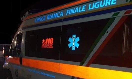 Orco Feglino, sbandano con lo scooter e volano lungo una scarpata verso il fiume: brutto incidente per due giovani