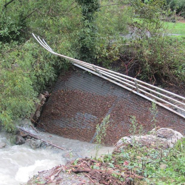 Maltempo a Quiliano, crolla un ponte in località a Trexenda: famiglie isolate (FOTO E VIDEO)