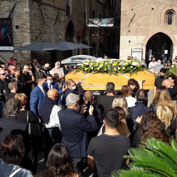 Albenga, lacrime e sgomento per l'ultimo saluto a Fausto D’Agostino (FOTO)