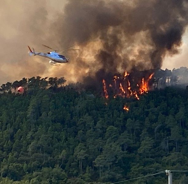 Incendio a Cisano, due elicotteri e tre canadair in azione: evacuata una famiglia (FOTO e VIDEO)