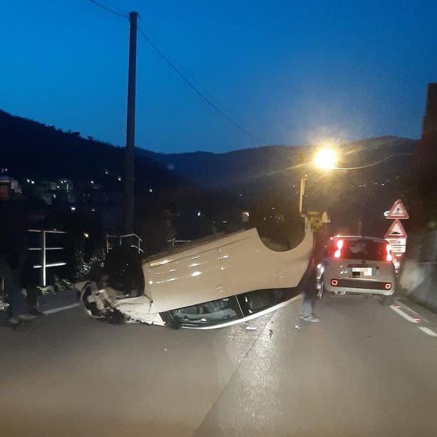 Auto cappottata a Calice Ligure: l'incidente lungo la Sp 17 (FOTO)