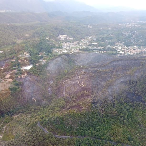 Incendio di Cisano, la bonifica proseguirà nella notte (FOTO e VIDEO)