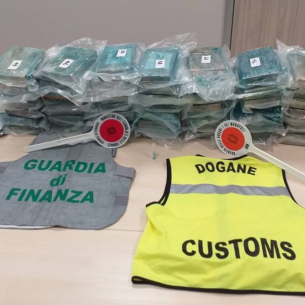 Vado, scovati 60kg di cocaina in un container di banane: l'arrestato aveva anche una pistola