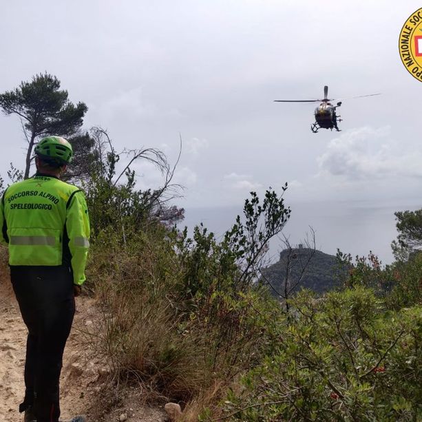 Accusano entrambi un malore: coppia di escursionisti bloccata vicino alla Grotta dei Falsari a Varigotti (FOTO e VIDEO)