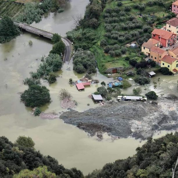 Crolla la cava ad Ellera, iniziate operazioni per aprire il bypass. Un residente: &quot;Ho il fiume in casa, morti gli animali che erano nelle baracche&quot; (FOTO E VIDEO)