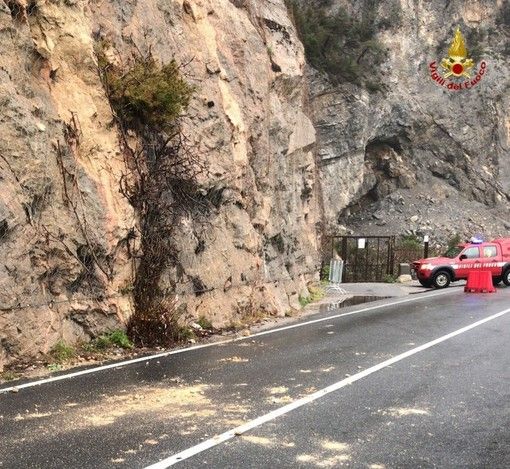 Smottamento nella zona del Malpasso: Ss1 Aurelia chiusa tra Finale e Noli