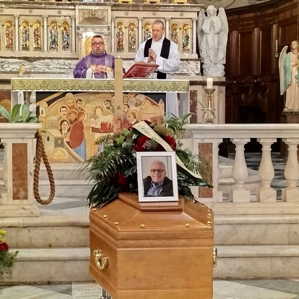 Borgio Verezzi saluta commossa l'ex sindaco Enrico Rembado: gremita la chiesa di San Pietro (FOTO)