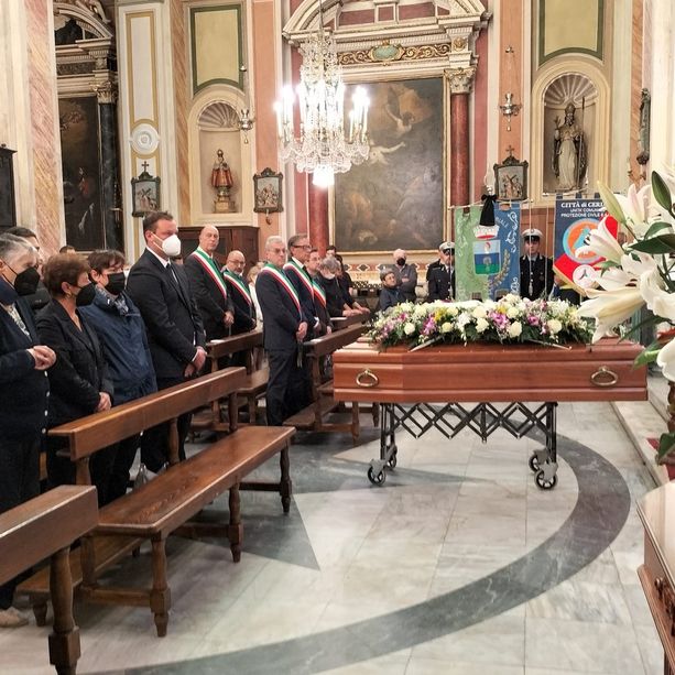 Ceriale saluta Ennio Fazio: chiesa gremita per l'addio all'ex sindaco