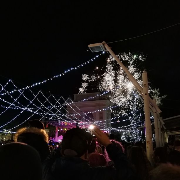Feste di Natale senza luminarie nel cielo di Finale. Geremia (Lega): &quot;Una scelta triste&quot;. Bricchetto: &quot;La gioia non si fa con le luci&quot;