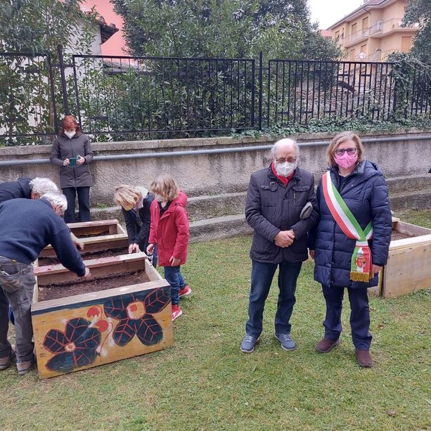 Giorno della Memoria, a Celle gli alunni delle scuole piantano semi di coriandolo (FOTO e VIDEO)