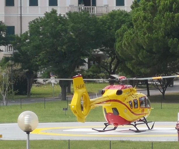 Auto contro moto ad Altare: centauro in codice rosso al Santa Corona con l’elisoccorso