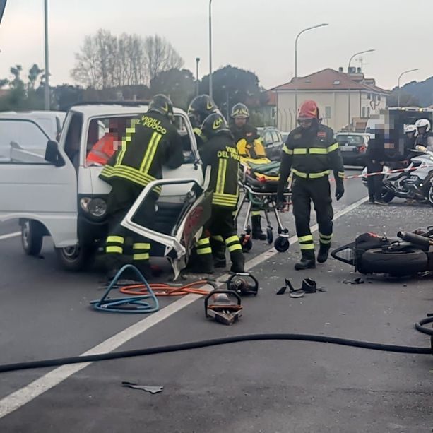 Albenga, scontro moto-camioncino sull'Aurelia: due feriti in codice rosso al Santa Corona (FOTO)