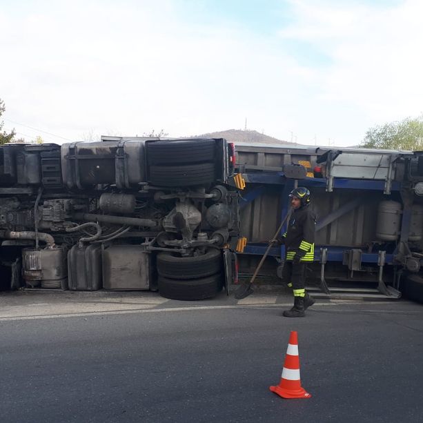 Camion ribaltato ad Altare: soccorsi mobilitati lungo la Sp29 (FOTO)