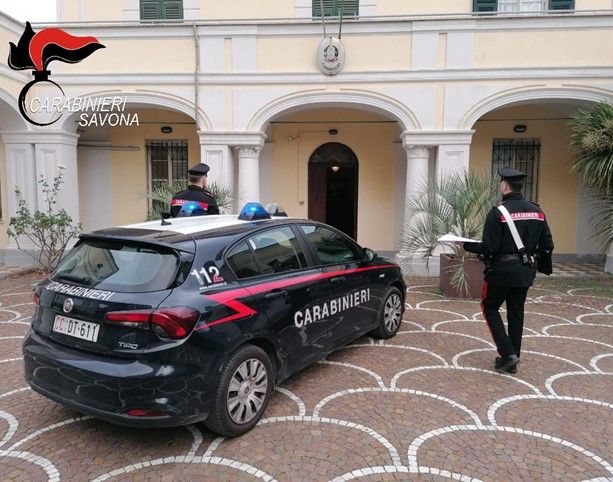Calice, aggredisce l'ex compagna prima alla partita del figlio e poi tentando di sfondare la porta di casa: 46enne arrestato dai carabinieri