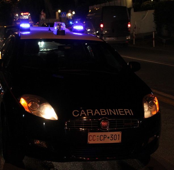 Giovane accerchiato, derubato e picchiato da un branco ad Alassio: stava per andare in discoteca