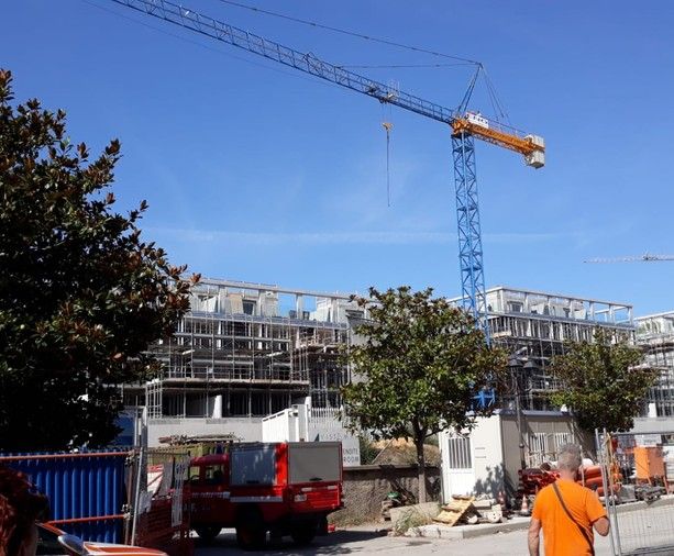 Albenga, mediazione a buon fine nel cantiere di via Patrioti: dopo 6 ore gli operai scendono dalla gru
