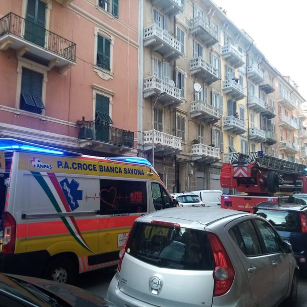 Dramma in via Milano a Savona, uomo precipita per circa 6 metri: grave al Santa Corona (FOTO)